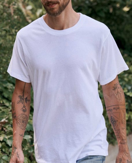 Az elengedhetetlen ruhadarab, a fehér póló